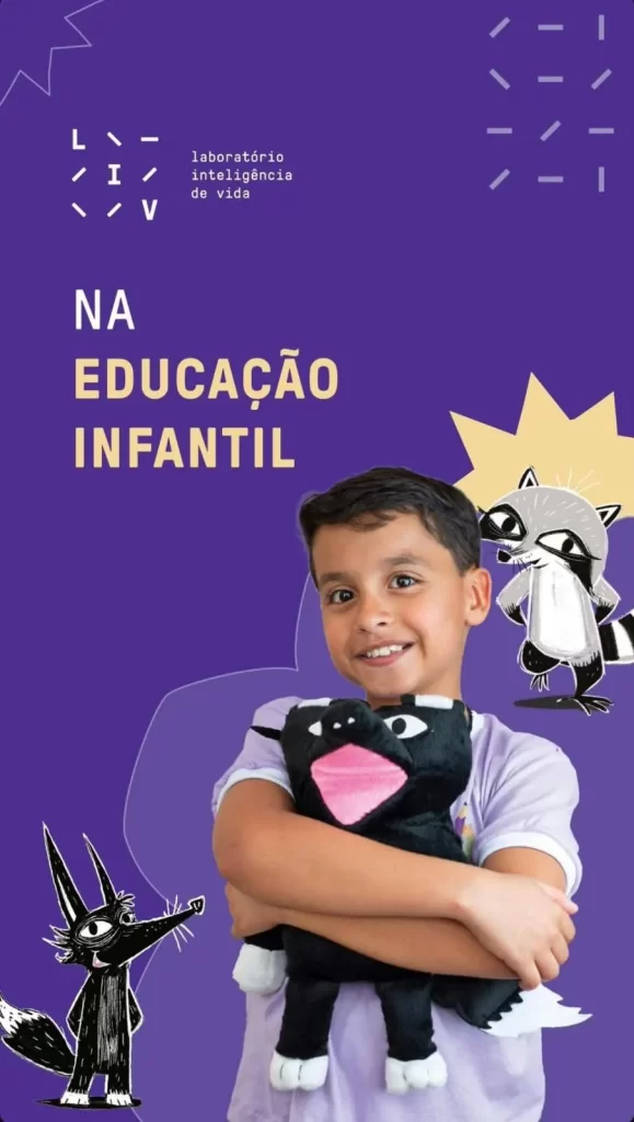 LIV na Educação Infantil: menino sorri abraçando um fantoche do programa.