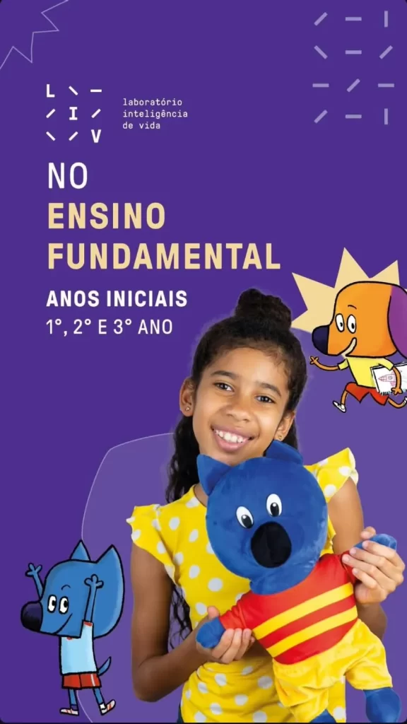 LIV no Ensino Fundamental, do 1º ao 3º ano: menina sorri segurando um boneco de pelúcia do programa.
