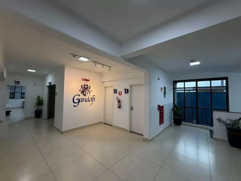 Recepção da escola com o logotipo do Colégio Gandolfi na parede