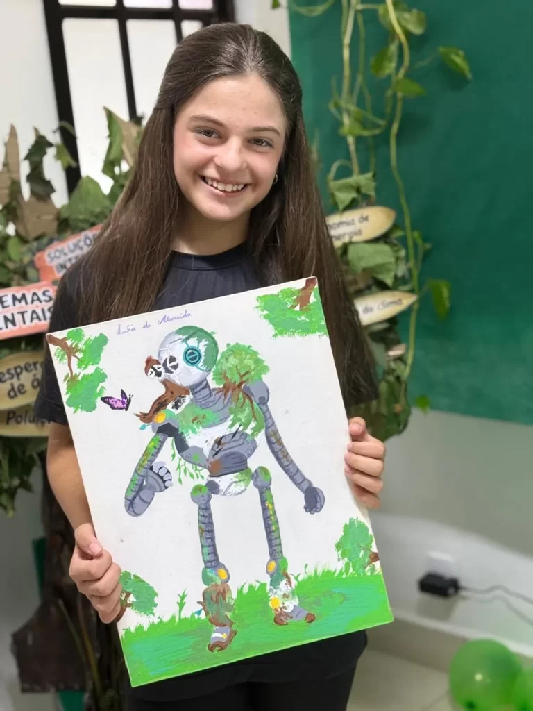 Aluna do Ensino Fundamental II mostrando um desenho de robô coberto de plantas